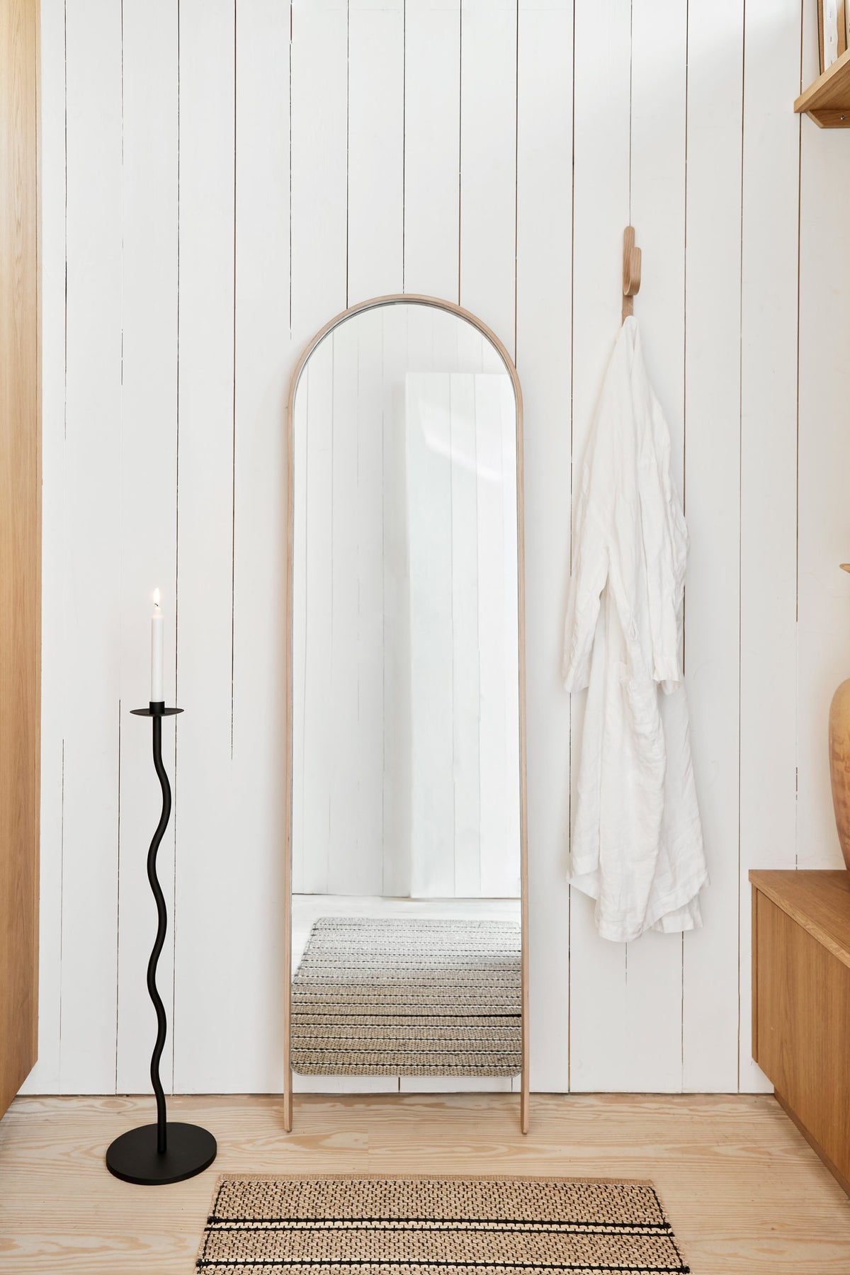 Curved Candleholder Floor Black